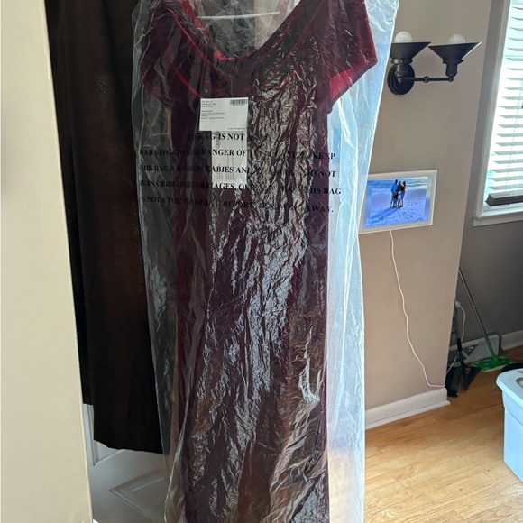 Chic Off-Shoulder Velvet Maxi Dress in Deep Red - Picture 2 of 7